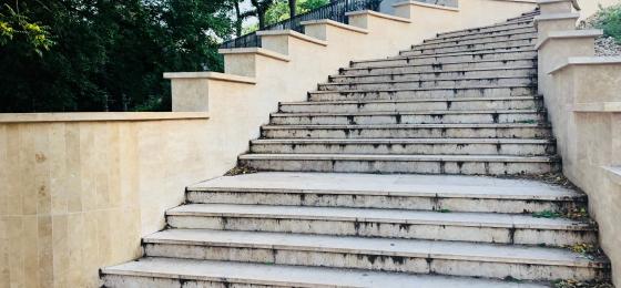 Margitszigeti futópályához vezető ikonikus lépcső képe
